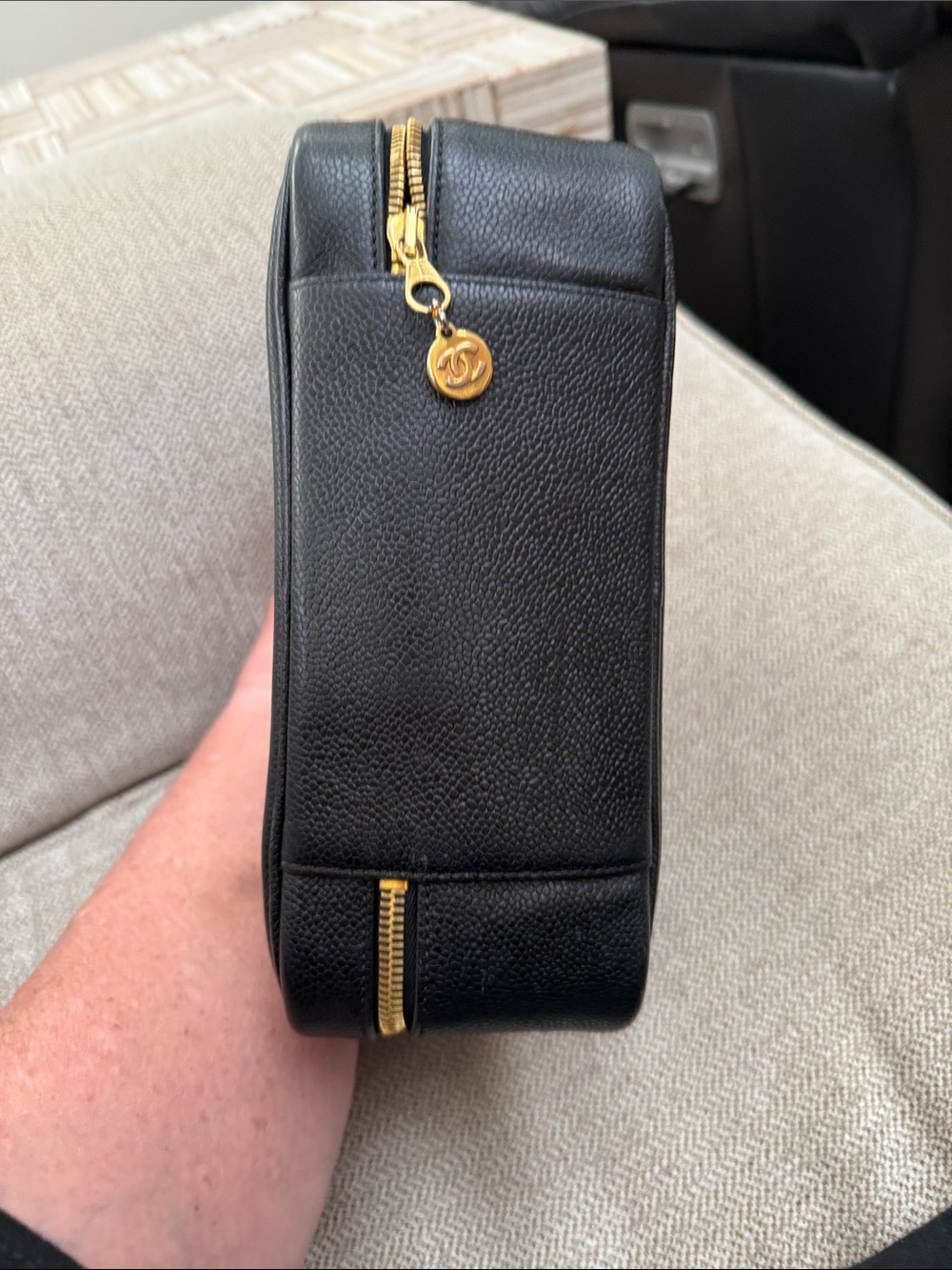 Pre owned luxury CHANEL Black Quilted CC Vanity Bag with Gold Hardware - Picture 2 of 12